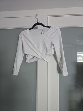bebe White Long-Sleeve Twist Crop Top
